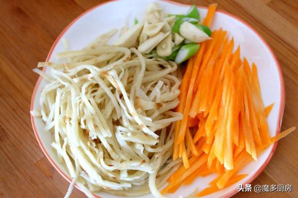 怪不得北方人這麼愛吃炒餅，實在是太簡單了，隨便炒一炒就很好吃