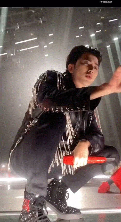 芒果年貨節：twins胖成姨，鞠婧禕半永久妝發，蔡徐坤霸氣開演