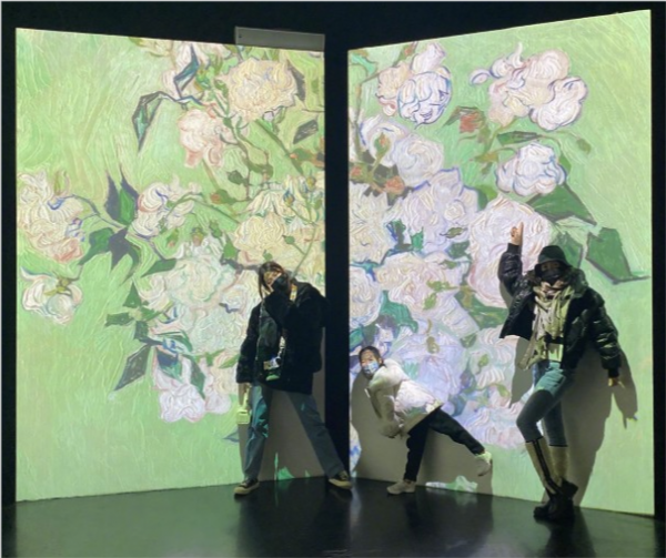 章子怡一家出遊好溫馨！小蘋果穿衛衣美成女明星，氣質贏過章子怡