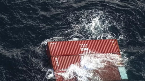 災難升級!加拿大西海岸一艘貨船著火,滿載中國貨物,船員棄船疏散,颶風已至 災難升級!加拿大西海岸一艘貨船著火,滿載中國貨物,船員棄船疏散,颶風已至