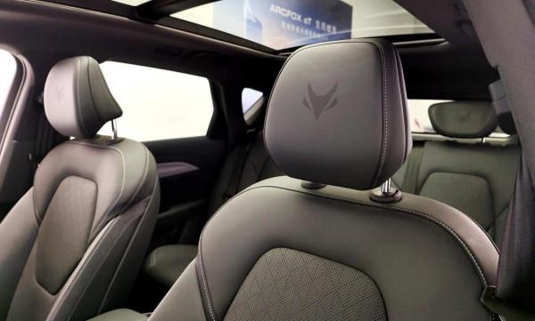 讓人驚喜的極狐 阿爾法T，4.6s破百，位元斯拉Model Y帥，還不貴