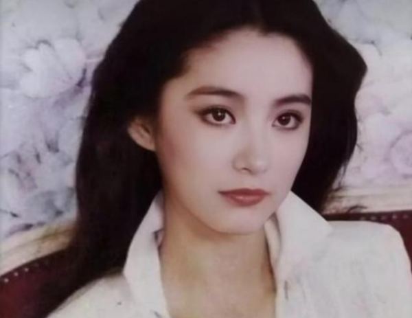 看了林青霞早年造型:哪怕再過20年,我們可能都不如她潮 看了林青霞早年造型:哪怕再過20年,我們可能都不如她潮