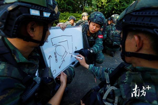 真槍實彈!直擊超燃武警模擬實戰訓練 真槍實彈!直擊超燃武警模擬實戰訓練