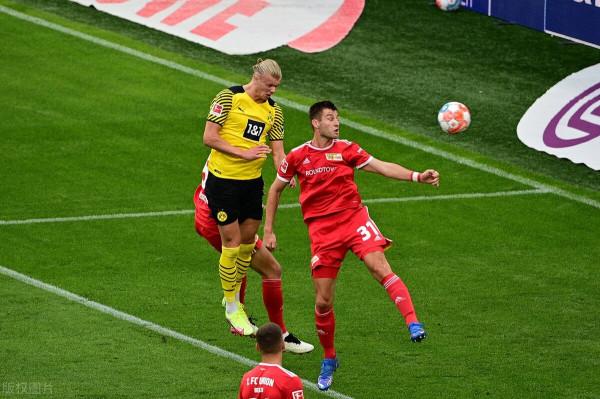 多特蒙德4-2險勝柏林聯，哈蘭德有伊布影子，定位球丟球還在持續