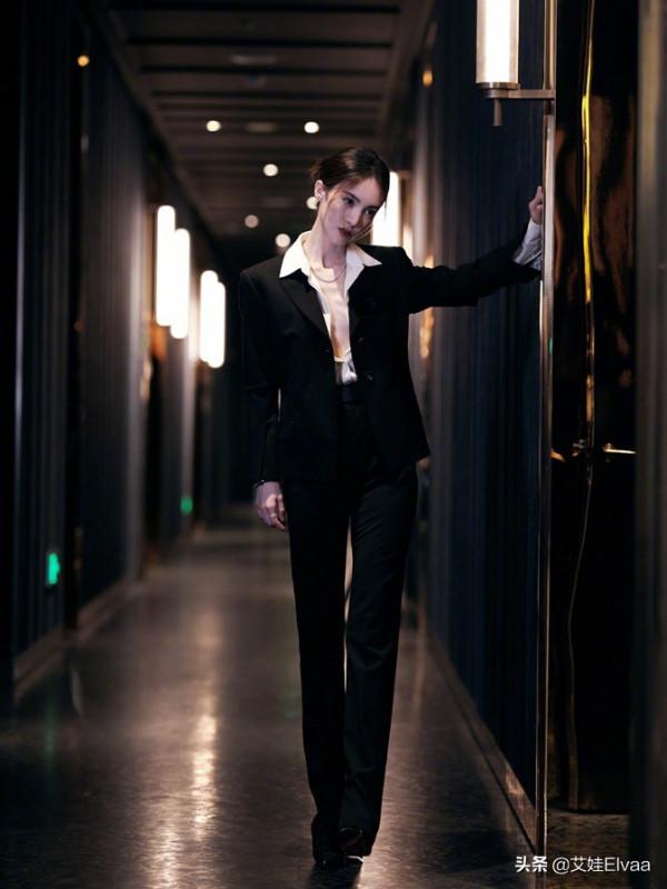 金晨澳門逛街,穿老漢T恤長褲生圖腿長1米8,擼起袖子輸密碼霸氣 金晨澳門逛街,穿老漢T恤長褲生圖腿長1米8,擼起袖子輸密碼霸氣