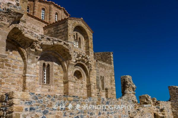 僅20人的小島，儲存著中世紀城堡，90%本地遊客是去拍婚紗度蜜月