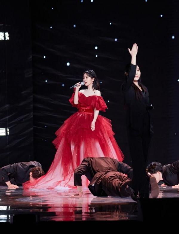 楊紫成跨年晚會收視率頂流，穿抹胸紗裙扮在逃公主，被驚豔到了