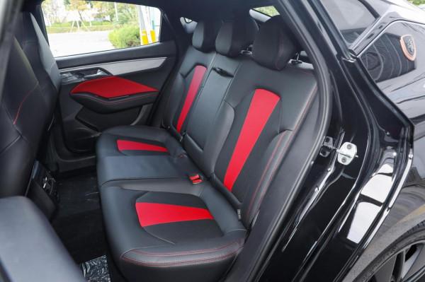 思皓曜逐日RACE車型，售13.48萬元，配多層式格柵，造型年輕動感