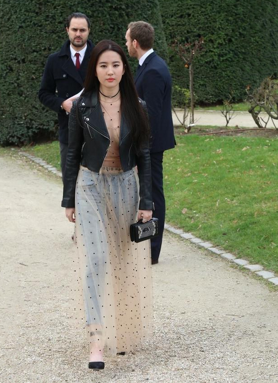 劉亦菲品味真不一般,薄紗裙內搭牛仔褲,不僅不醜反倒洋氣又個性 劉亦菲品味真不一般,薄紗裙內搭牛仔褲,不僅不醜反倒洋氣又個性