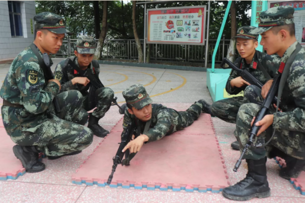 他是軍人學霸，服役於武警湖南總隊，屢獲殊榮，退伍後又保研985！