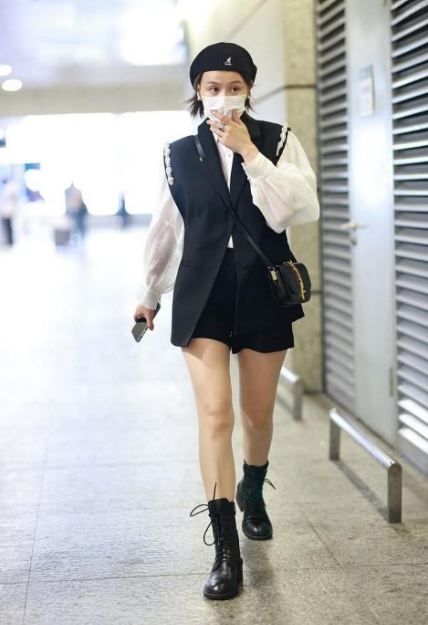 葉一茜和女兒森碟長得真像,一身黑白穿搭好簡約,不愧是辣媽 葉一茜和女兒森碟長得真像,一身黑白穿搭好簡約,不愧是辣媽