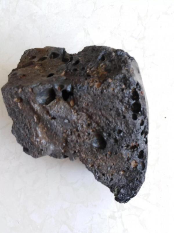 今天發一塊玻璃隕石，正版側面都是一個，隕石