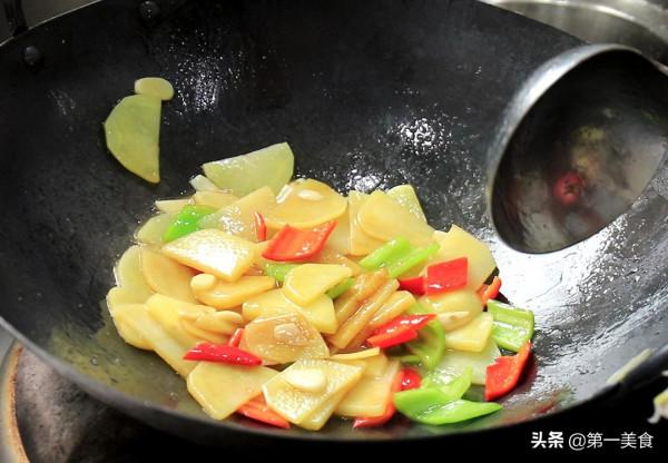 飯店的紅燒土豆片為啥清脆好吃，原來多做這一步，大廚教你這樣做