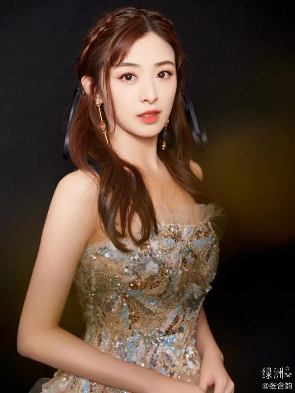 憑超女15歲一夜成名，卻因資源成最早受害者，張含韻經歷了什麼？