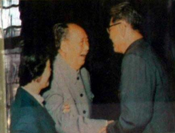 喬冠華有多強？聯合國大會仰天大笑，毛主席：一文能頂兩個坦克師