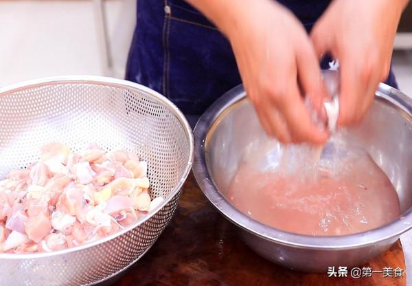 大廚分享黃燜雞米飯新吃法，米飯和雞肉一塊燜，在家做出餐館味道