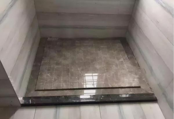 衛生間地面不要做斜坡了，聰明人這樣一設計，下水快還防滑
