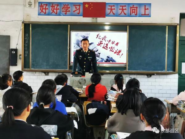 立功喜報送進學校,軍嫂直呼感動,學生當場沸騰…… 立功喜報送進學校,軍嫂直呼感動,學生當場沸騰……