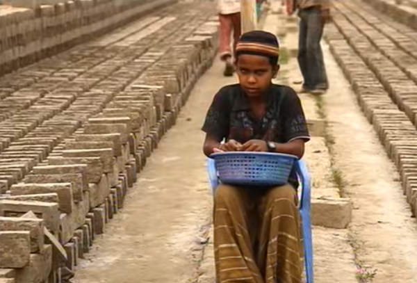 童工成災的孟加拉,孩子會走路就要幹活,沒有夢想只為生存 童工成災的孟加拉,孩子會走路就要幹活,沒有夢想只為生存