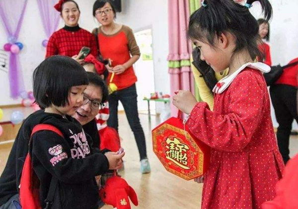 幼兒園的“新型攀比”正在蔓延,家長苦不堪言,孩子卻樂在其中 幼兒園的“新型攀比”正在蔓延,家長苦不堪言,孩子卻樂在其中