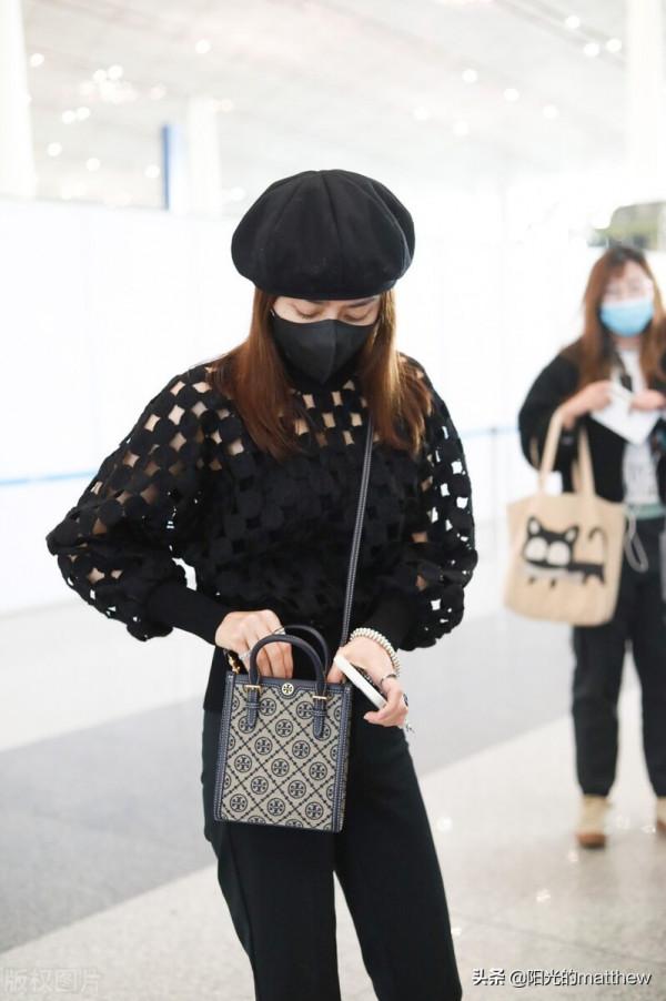 秦嵐黑色縷空毛衣吸晴,手上超大鑽戒亮閃閃 秦嵐黑色縷空毛衣吸晴,手上超大鑽戒亮閃閃