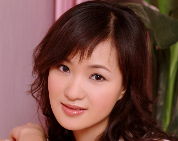 軍旅歌唱家雷佳：連登春晚舞臺12次，身家上億，丈夫身份不一般