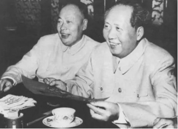 1972年，毛主席突然參加陳毅追悼會，離開時邁了幾次都上不去汽車