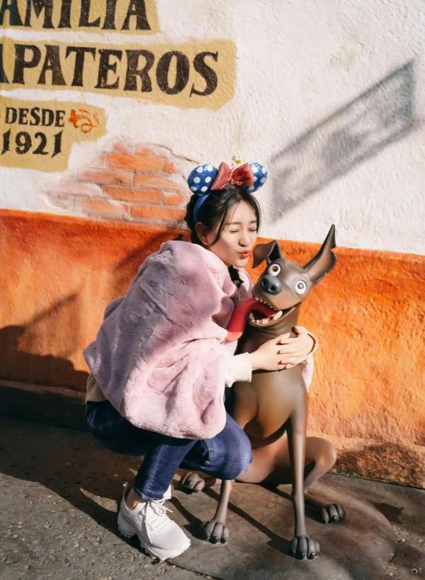 現在去迪士尼流行“披毯子”，劉詩詩李小冉穿得像在逃公主，真美