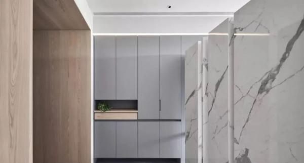 這個裝修想法很有創意，入戶用大理石隔斷做端景牆