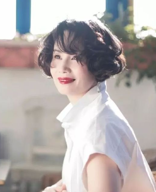 徐俐：2婚攜兒嫁名門，曾被公婆嫌棄強勢，憑什麼成功“上位”？