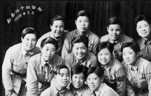 敵匪特衝進房間，要把她帶走，她拼死搏鬥，終因寡不敵眾慘遭殺害