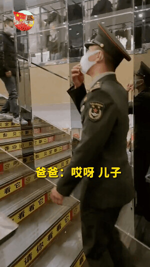 火箭軍戰士瞞著家人回家探親，媽媽笑著笑著就哭了