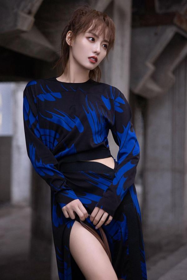 張嘉倪藍黑禮服秀小蠻腰 扎高馬尾清爽活力笑容甜美 張嘉倪藍黑禮服秀小蠻腰 扎高馬尾清爽活力笑容甜美