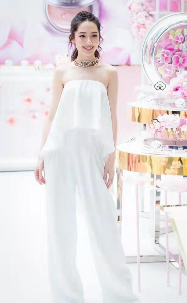 有一種氣質叫“豪門媳婦郭碧婷”,穿抹胸褲氣韻大方,貴婦範十足 有一種氣質叫“豪門媳婦郭碧婷”,穿抹胸褲氣韻大方,貴婦範十足