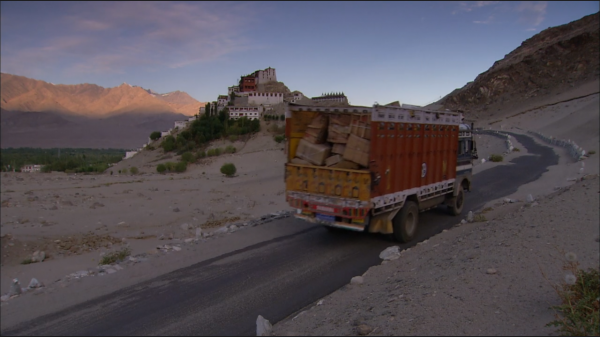 每次穿行都與死神擦肩而過，在這條路上的每一次旅途就是一場冒險