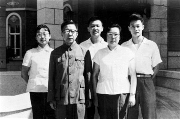 紅13軍政委建國前3個月去世，兩個女兒皆是才女