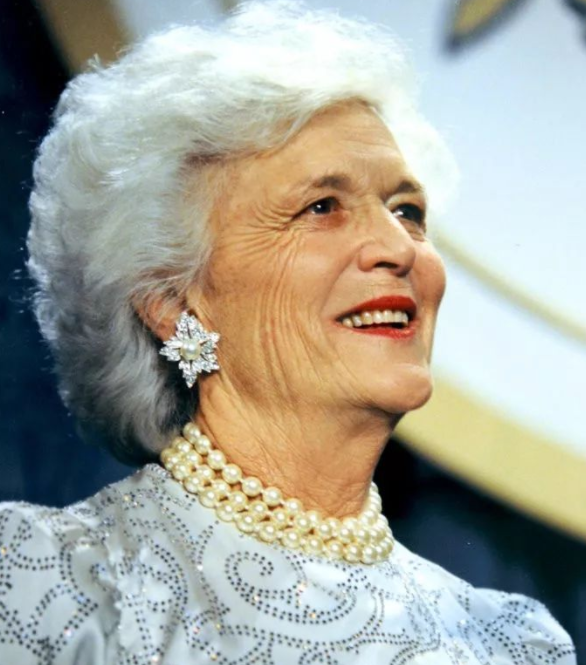 希拉里難得溫柔：28年前和老布什夫人同框氣質好，乖乖被她牽著走