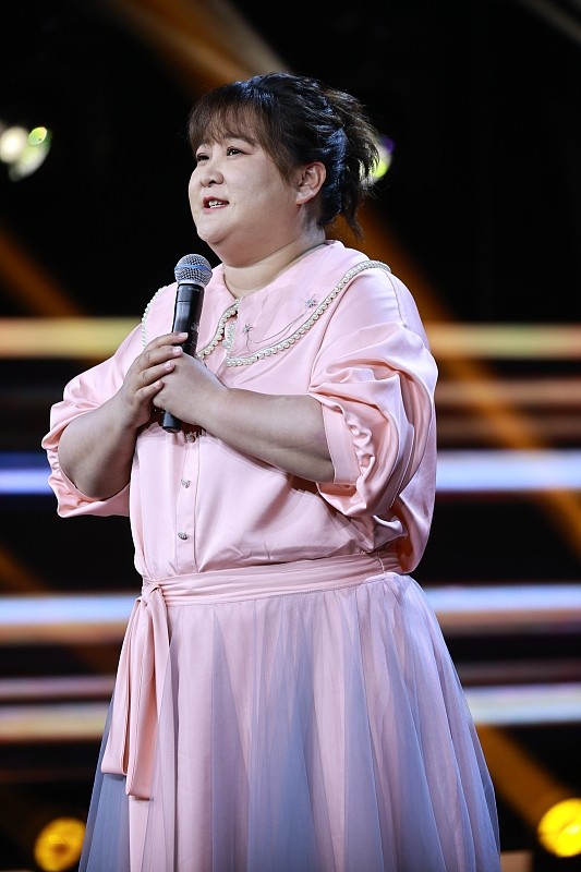 賈玲越來越可愛了,穿粉裙很溫柔,還有點古風的感覺 賈玲越來越可愛了,穿粉裙很溫柔,還有點古風的感覺