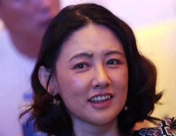 美女帶著齊白石的畫去鑑定，專家說假的，女子笑：齊白石是我爺爺