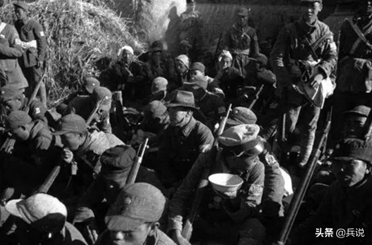 八路軍火燒炮樓，偽軍隊長跳樓墜亡，最後跳下披頭散髮的女人