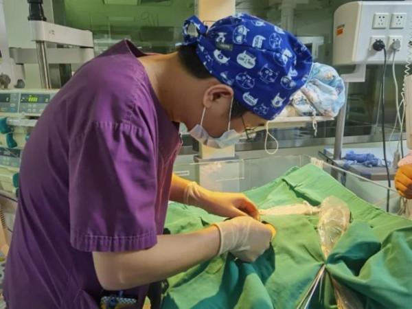 2.6公斤新生兒全身散發甜甜香味，出汗或尿尿後香味更明顯！醫生：患上了罕見病