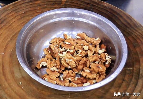 用2個雞腿，跟廚師長學做醬爆雞丁，鮮嫩滑口，醬香濃郁，真下飯