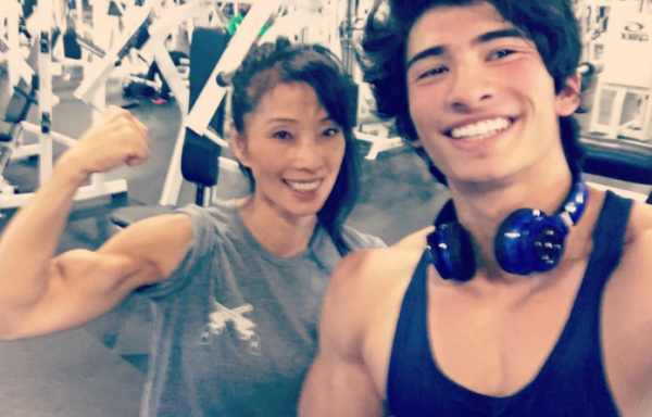 西協美智子：酷似山口百惠，靠肌肉和打戲走紅，63歲和兒子像姐弟