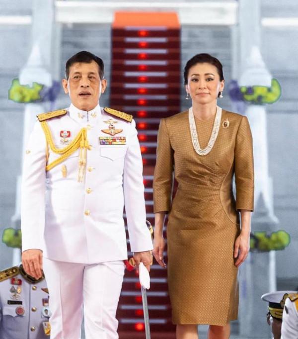 泰國帝后重歸舊好，破例為蘇提達立畫像，曬“孕肚照”果然有奇效