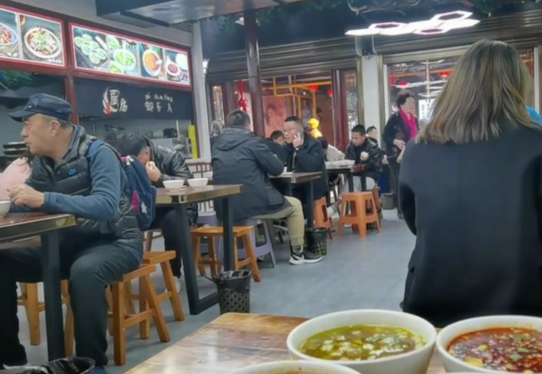 乾縣美女咸陽賣非遺美食,女孩子一口氣能吃30碗,一天賣出5000碗 乾縣美女咸陽賣非遺美食,女孩子一口氣能吃30碗,一天賣出5000碗