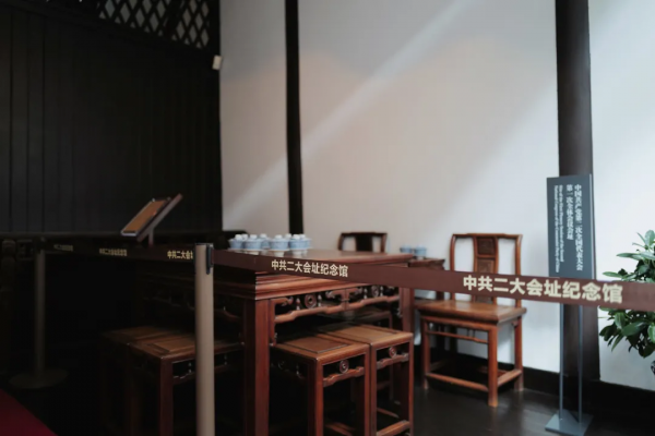 這輛“百年限定”的紅色巴士，今年特別值得坐上一坐