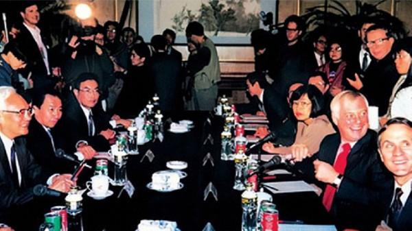 97年香港迴歸，英國搞小動作，旗手朱濤：鼻裡塞棉花，血往嘴裡吸