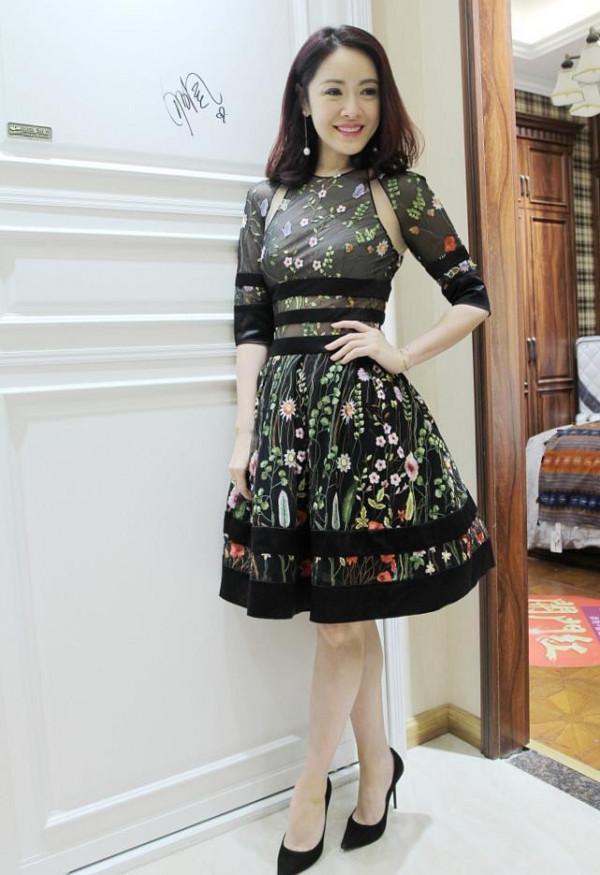 向華強侄女長得和叔叔挺像的,穿花花裙好優雅,但髮型顯老了 向華強侄女長得和叔叔挺像的,穿花花裙好優雅,但髮型顯老了