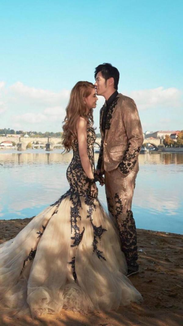 數位天王嫂都有一件“鎮場之寶”,唯獨李靚蕾最樸素 數位天王嫂都有一件“鎮場之寶”,唯獨李靚蕾最樸素