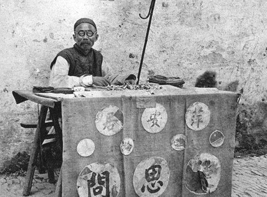 民國男子自稱“燃燈古佛”，大總統曹錕成護法，做好龍袍想當皇帝